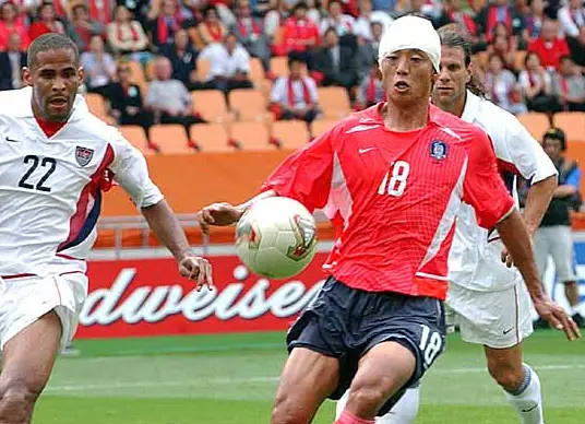 황선홍- 붉은반팔상의 검은반바지 국가대표 유니폼을 입은 황선홍이 머리에 흰 붕대를 감은채 공을 차는 모습