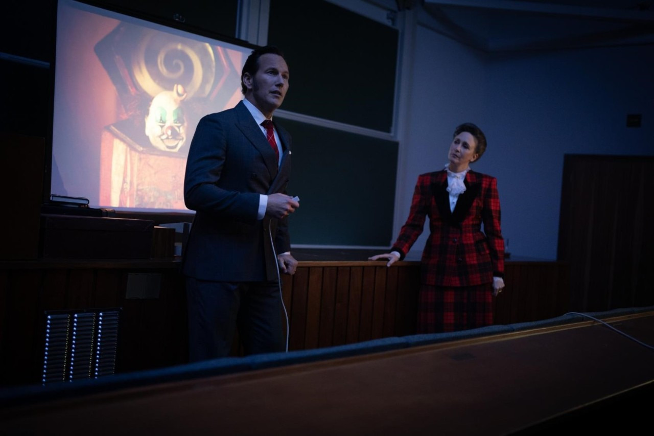 남자가 서 있는 모습을 여자가 보는 모습