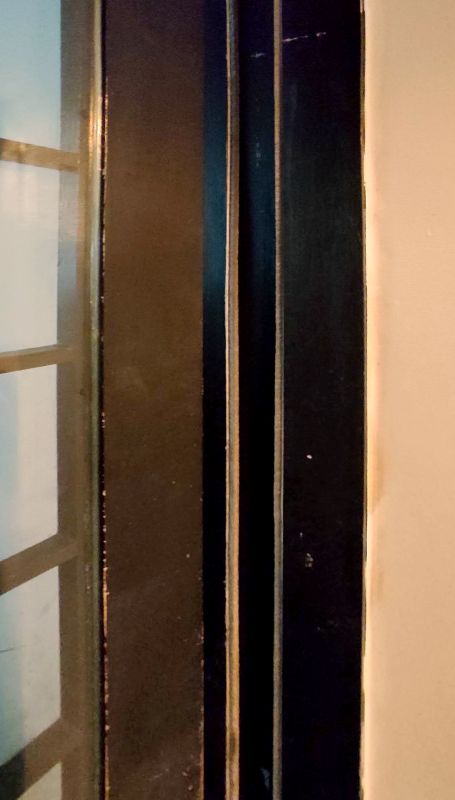 문이 열렸을때 문턱양쪽에 모헤어를 부착함