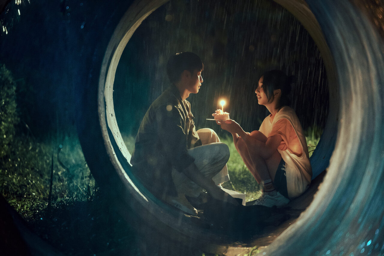 비오는날 케이크 촛불을 켜고 샤오샤와 청이가 마주보고 있는 모습