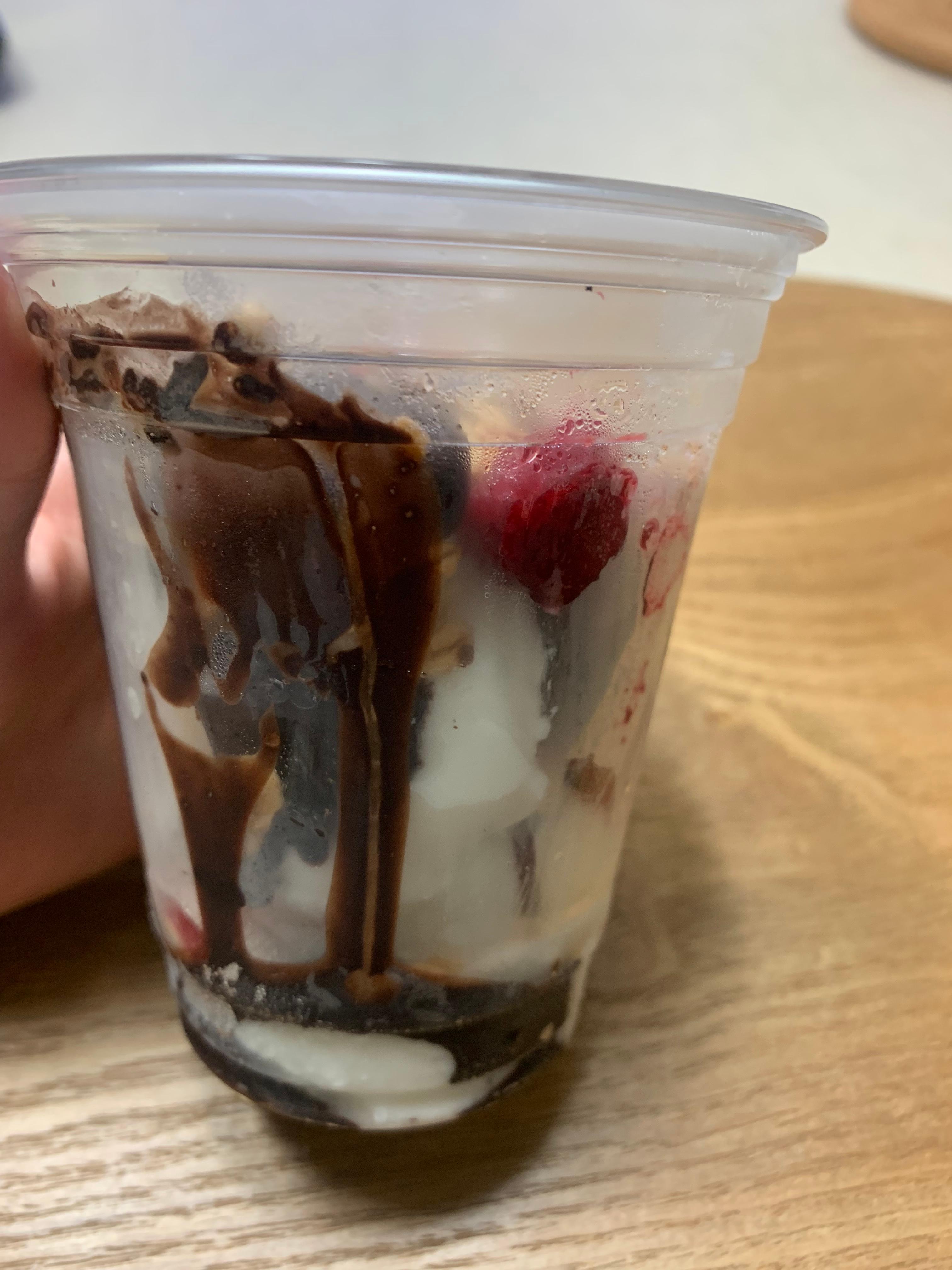 메가커피 요거젤라또 초코베리믹스 옆모습