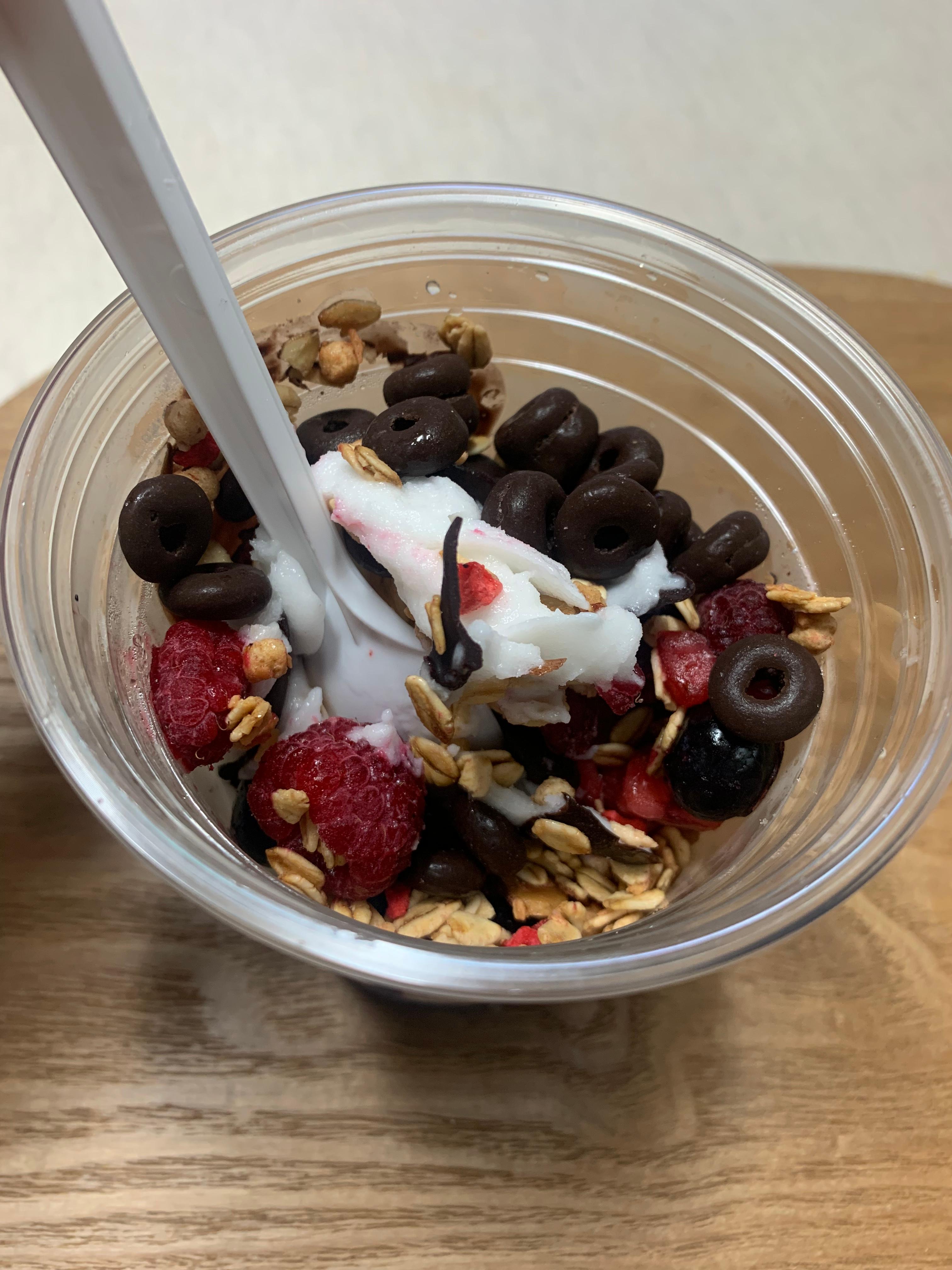 메가커피 요거젤라또 숟가락으로 섞는 이미지