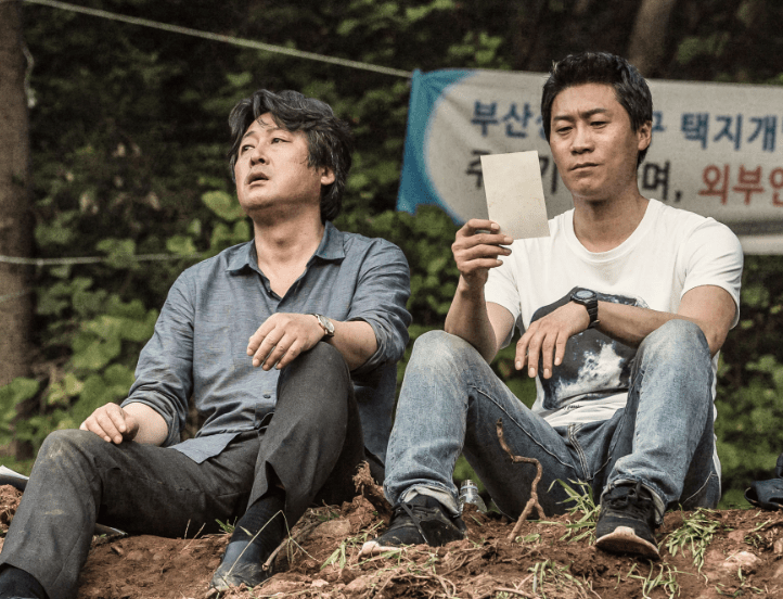 김형민과-경찰이-같이-앉아-있는-모습