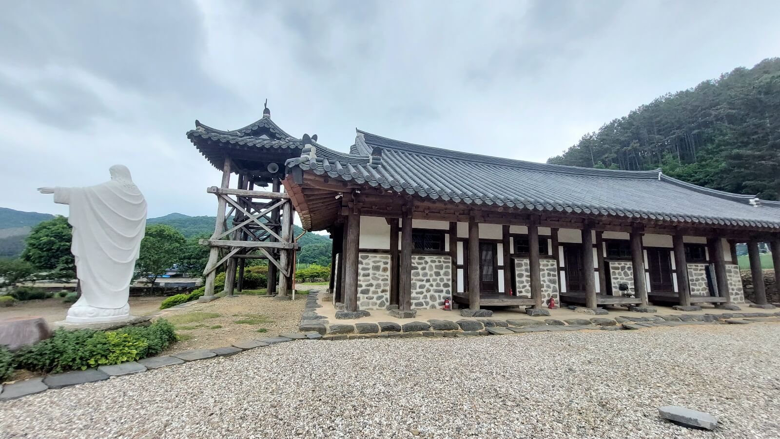 종탑과 성당 모습