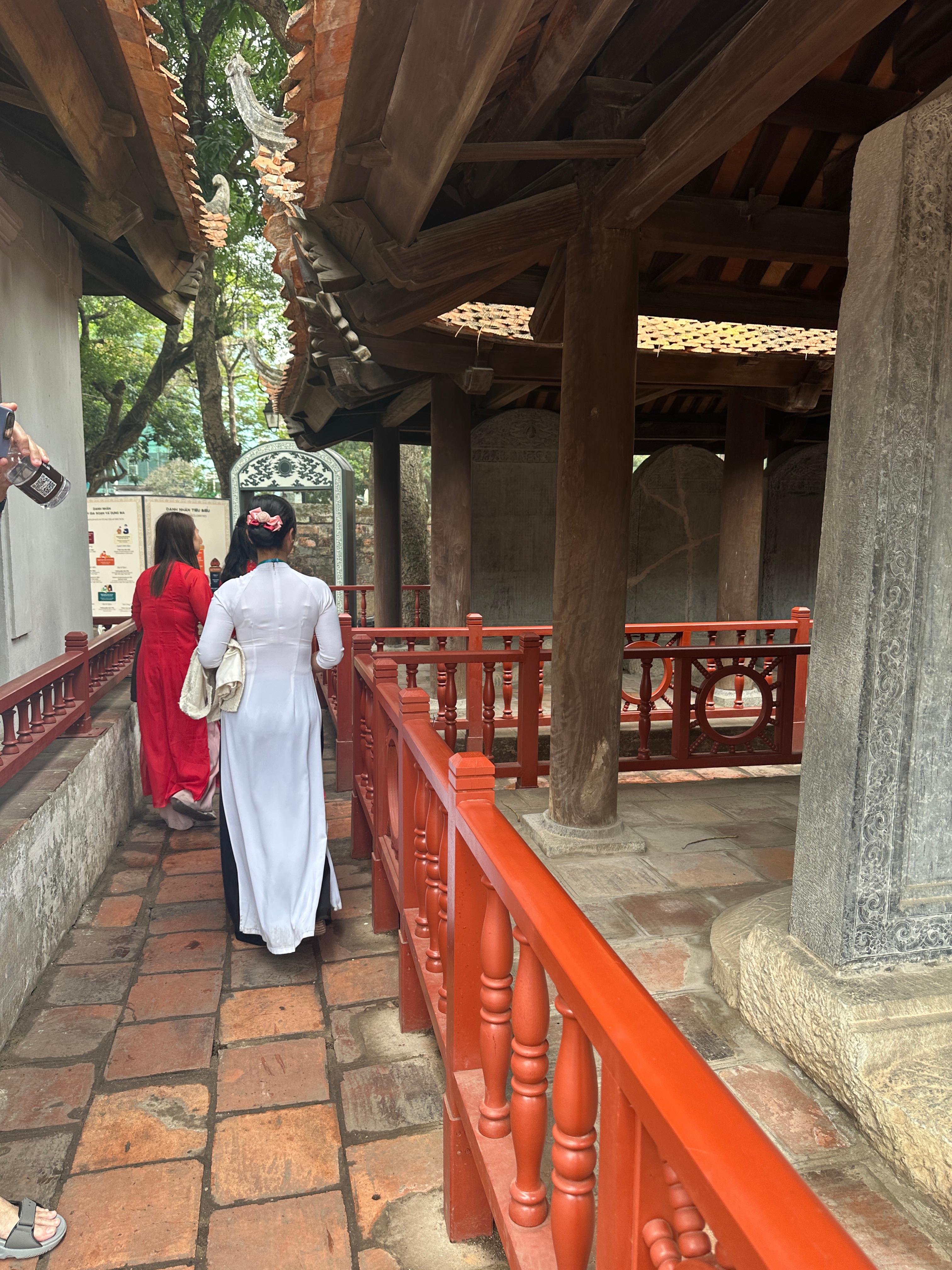 하노이 공자문묘를 방문하는 베트남 전통 의상을 입은 여인들