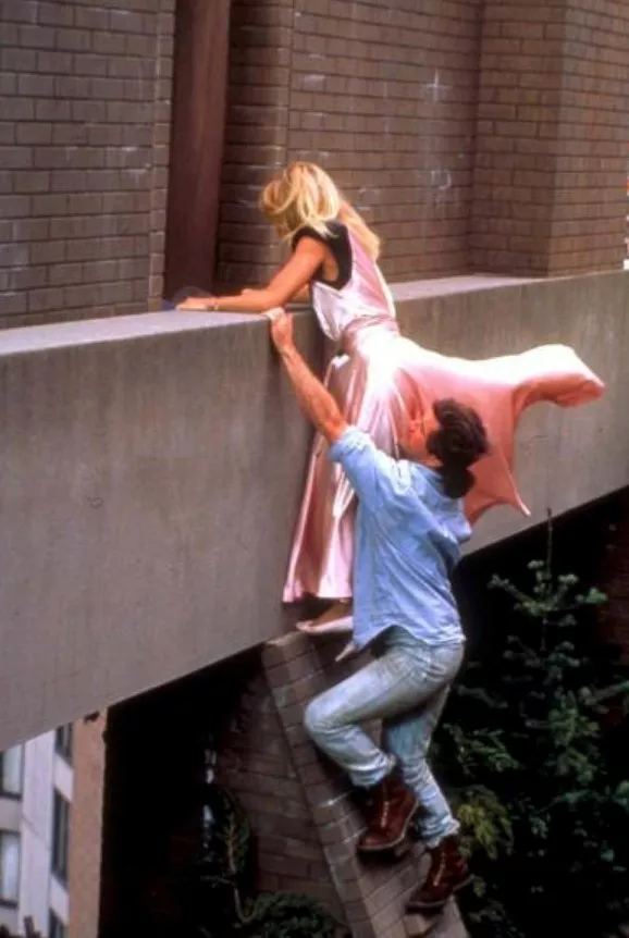 담장을 넘으려는 멜깁슨과 골디혼