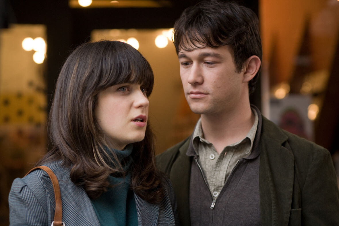 서로 다른 곳을 바라보는 톰과 썸머