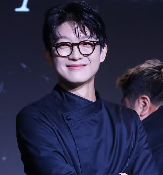 트리플스타가-팔짱을-끼고-웃고-있는-사진입니다.