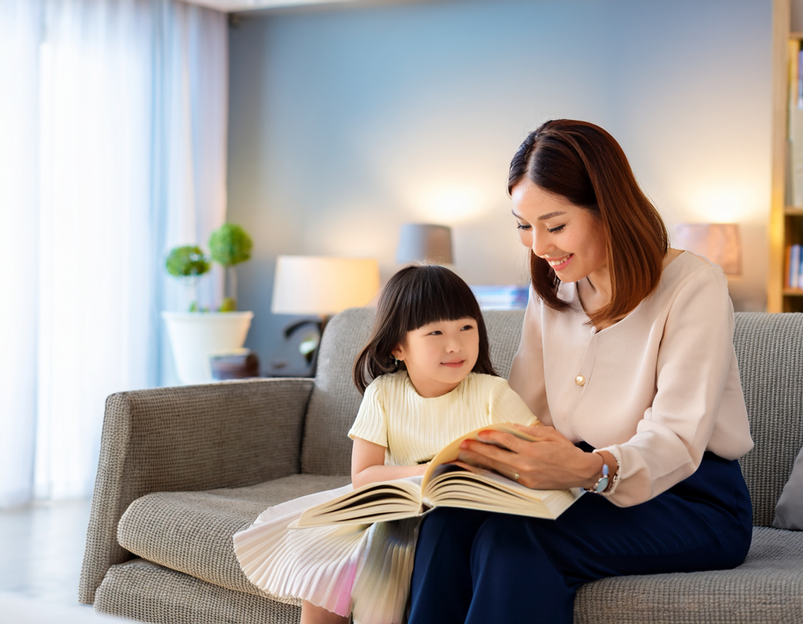 워킹맘이 아이와 책을 읽고 있는 사진