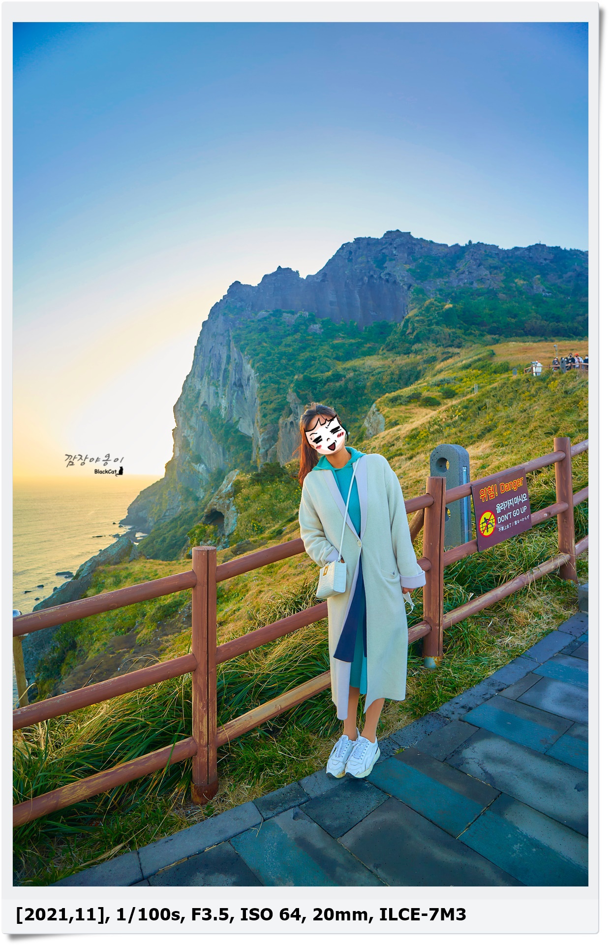 성산일출봉에서 아침 햇살이 비치는 제주 바다를 배경으로 촬영한 풍경