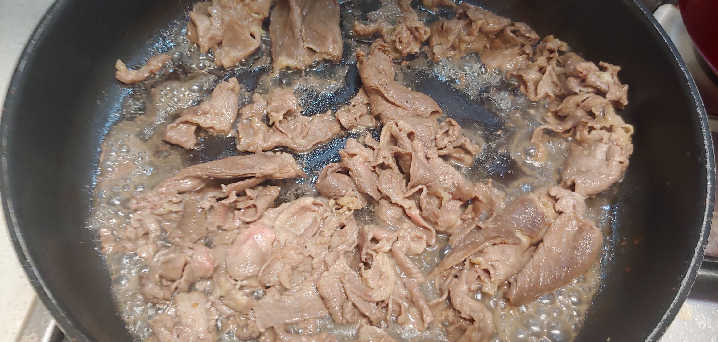 고기를 끓이는게 아니고 구우면서 간장소스향을 같이 입히는겁니다.