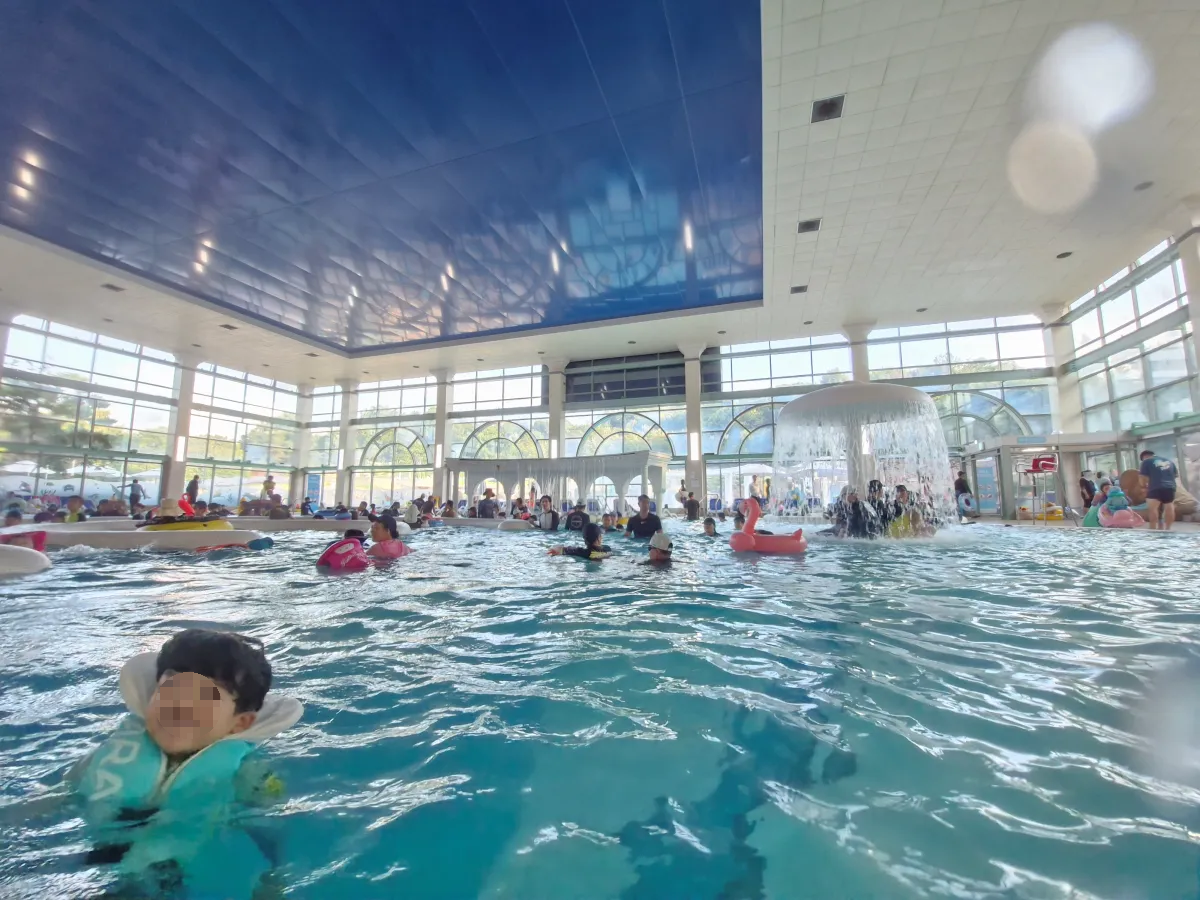 테르메덴-광활한-실내-수영장-모습