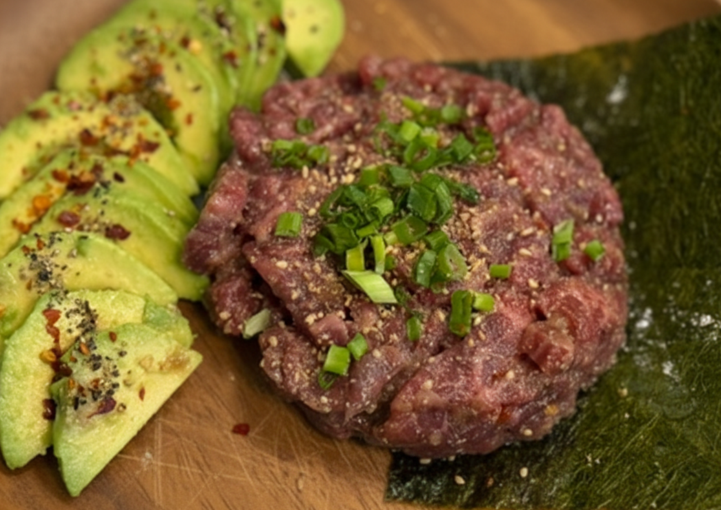 감태와 아보카도가 함께 플레이팅된 육회삼합접시.