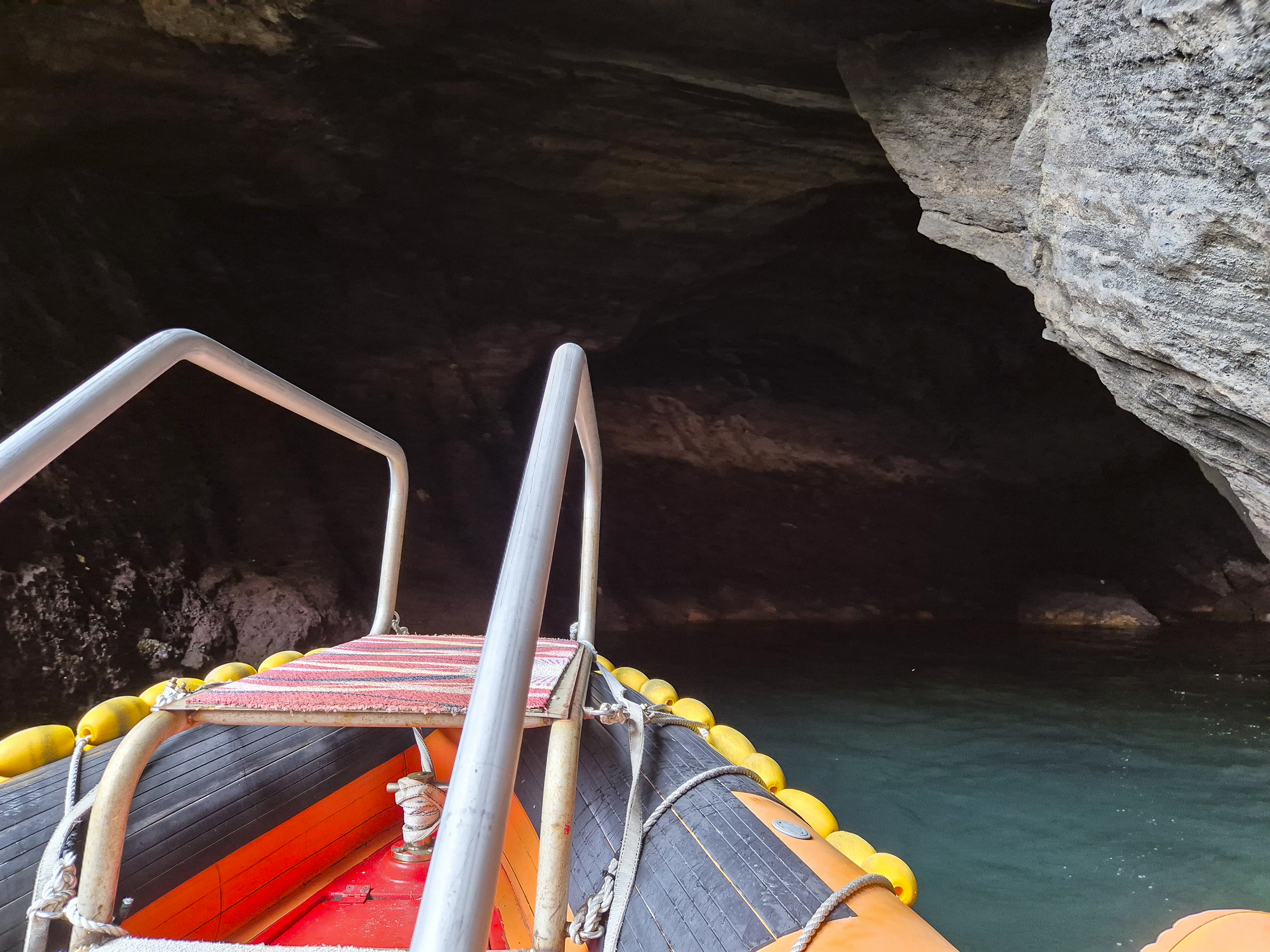 동굴 안은 생각보다 넓지는 않다.