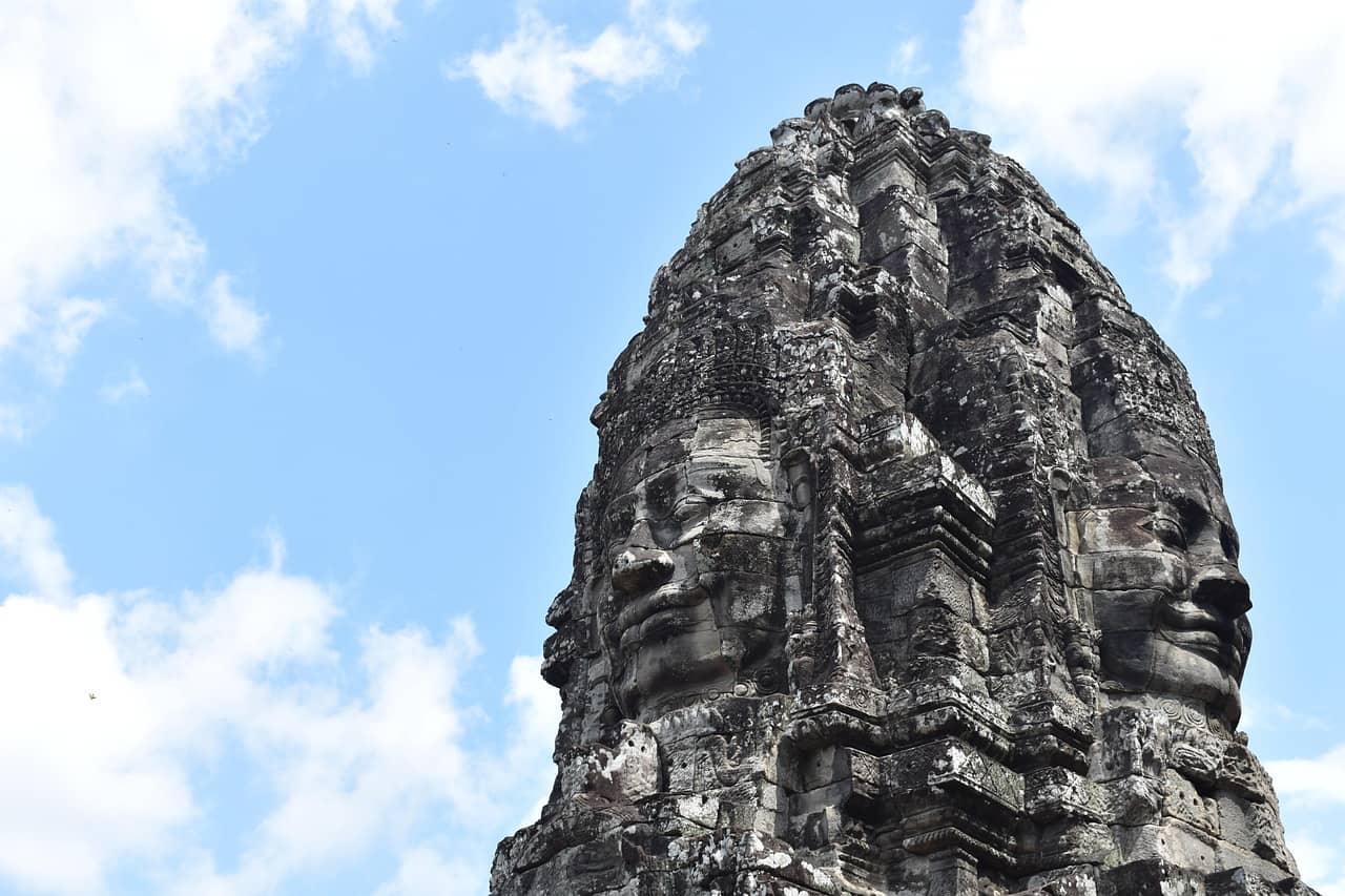 캄보디아 바이욘 사원의 얼굴은 누구를 향하고 있는가