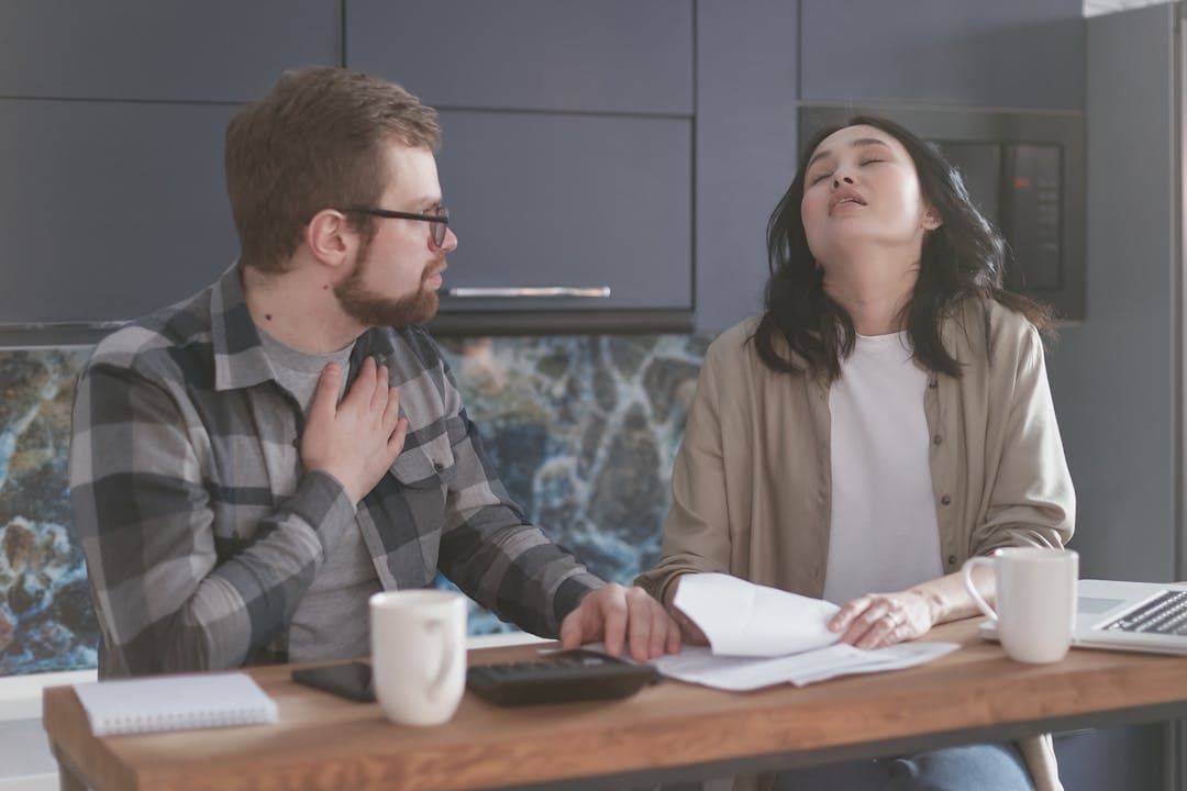 건강검진 결과 상담 후 스트레스 받는 부부
