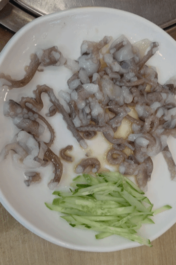 김명자낙지마당 본점 갓 손질한 산낙지와 오이채