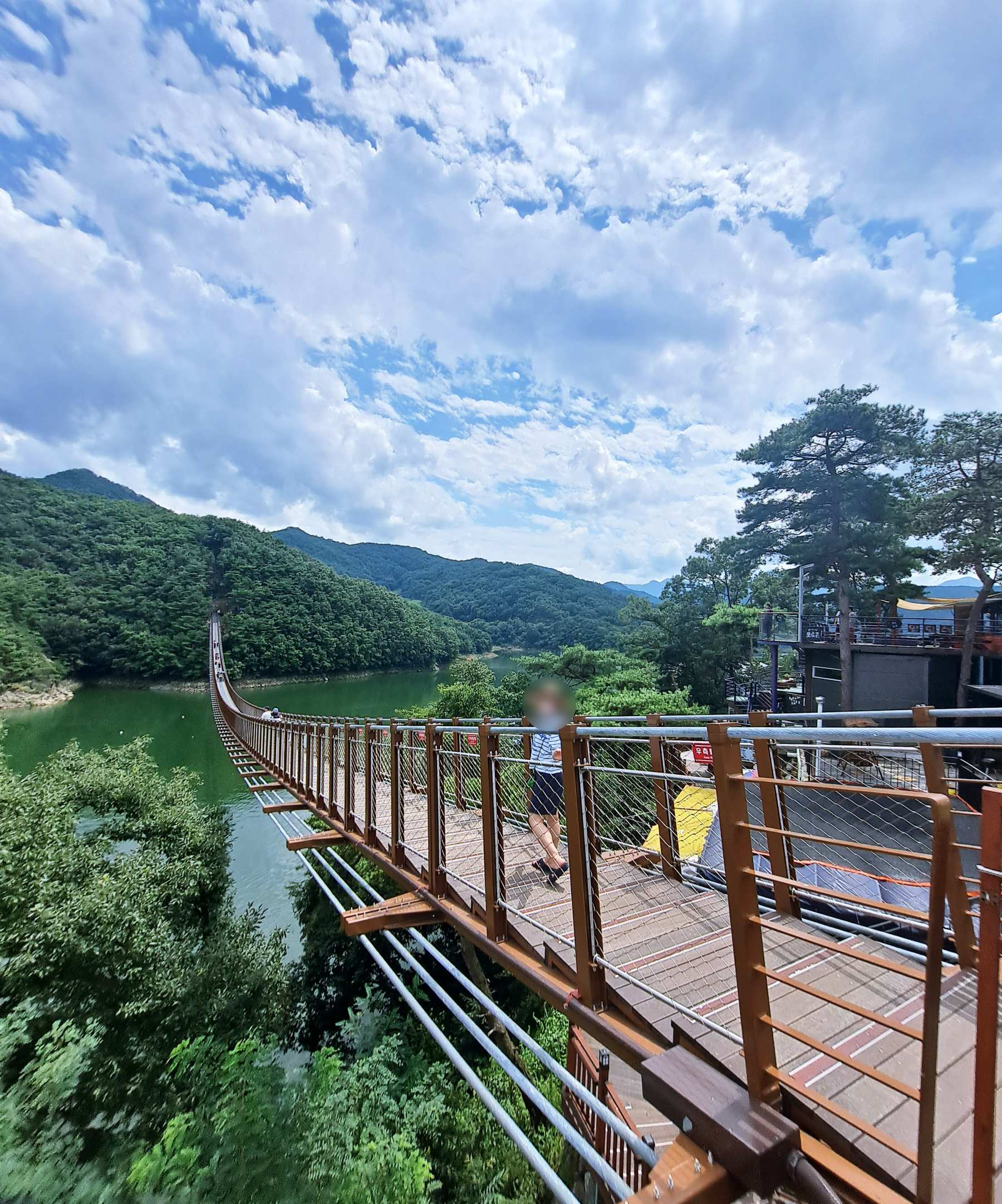 옥순봉 출렁다리 첫발 내디딤