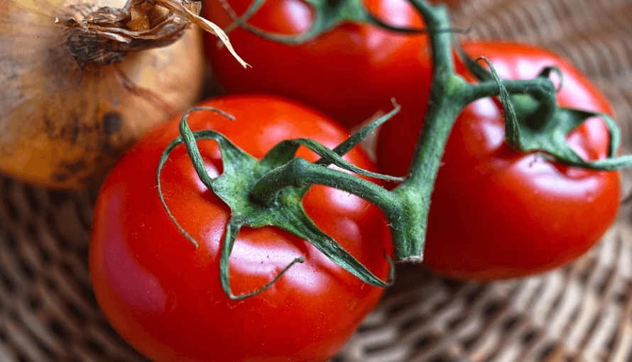 숙취해소에 좋은 음식 토마토와 양파가 놓여 있다