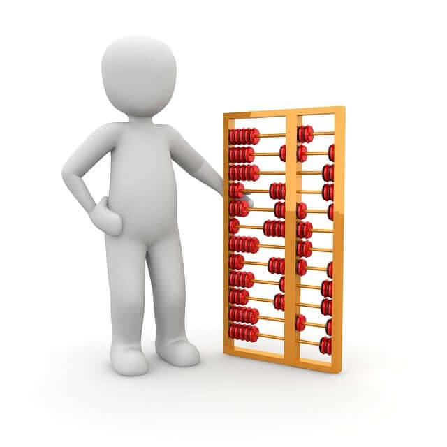 캐릭터가-주판기를-들고-서-있습니다.