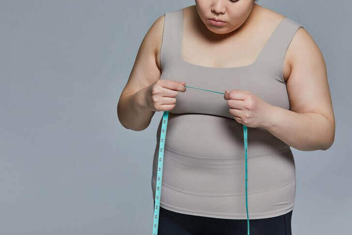 허리-둘레-측정-후-확인하는-비만-여성