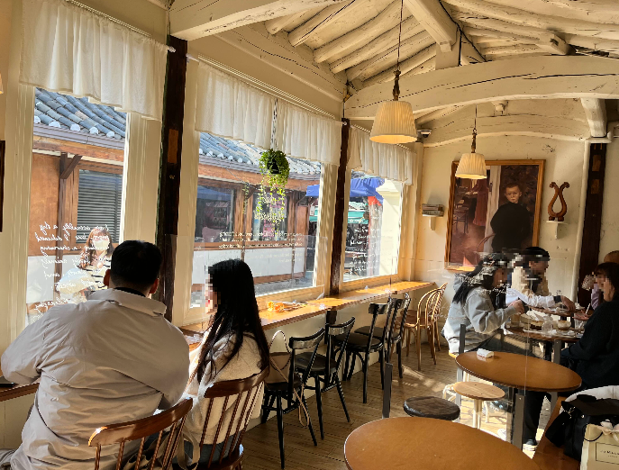 실내 창가쪽 테이블