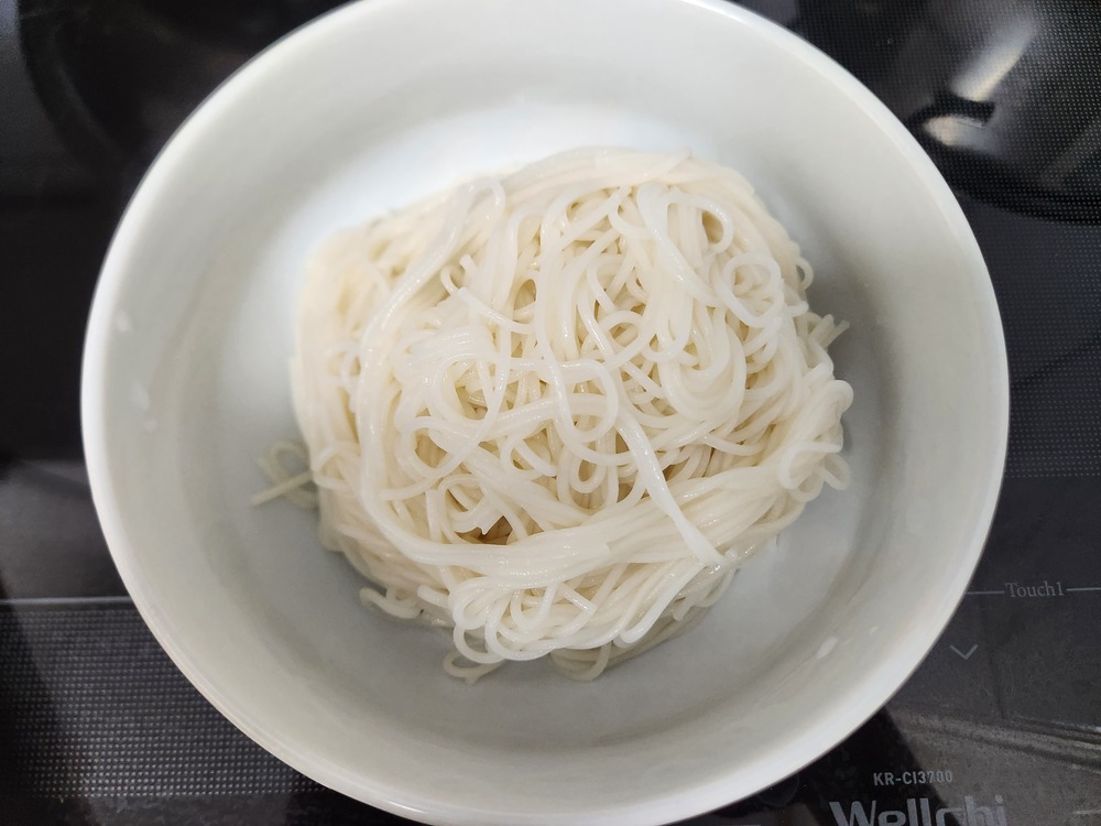 삶은면 담기
