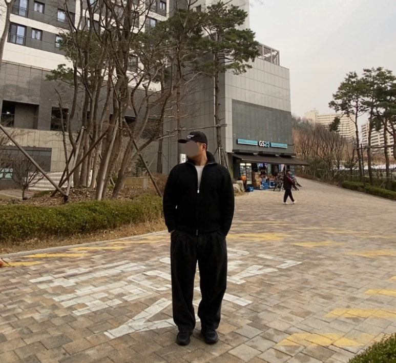 데일리룩('26.3.20.)에페 EEFE 빈티지 할리우드 스타 볼캡, 르마드 에어울 하이넥 사선 집업 니트 블랙 카디건, 무신사스탠다드 와이드 벌룬 팬츠, 아식스 조그 100 블랙