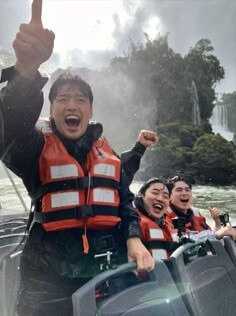 구명조끼를-입고-배를-타고-섬-주변을-둘러보는-관광객