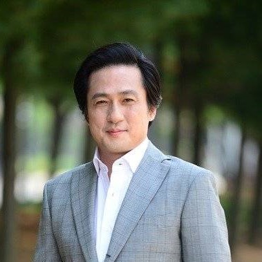 아역 배우로 시작하여 반세기가 넘는 시간 동안 대한민국 연예계를 굳건히 지켜온 배우 손창민