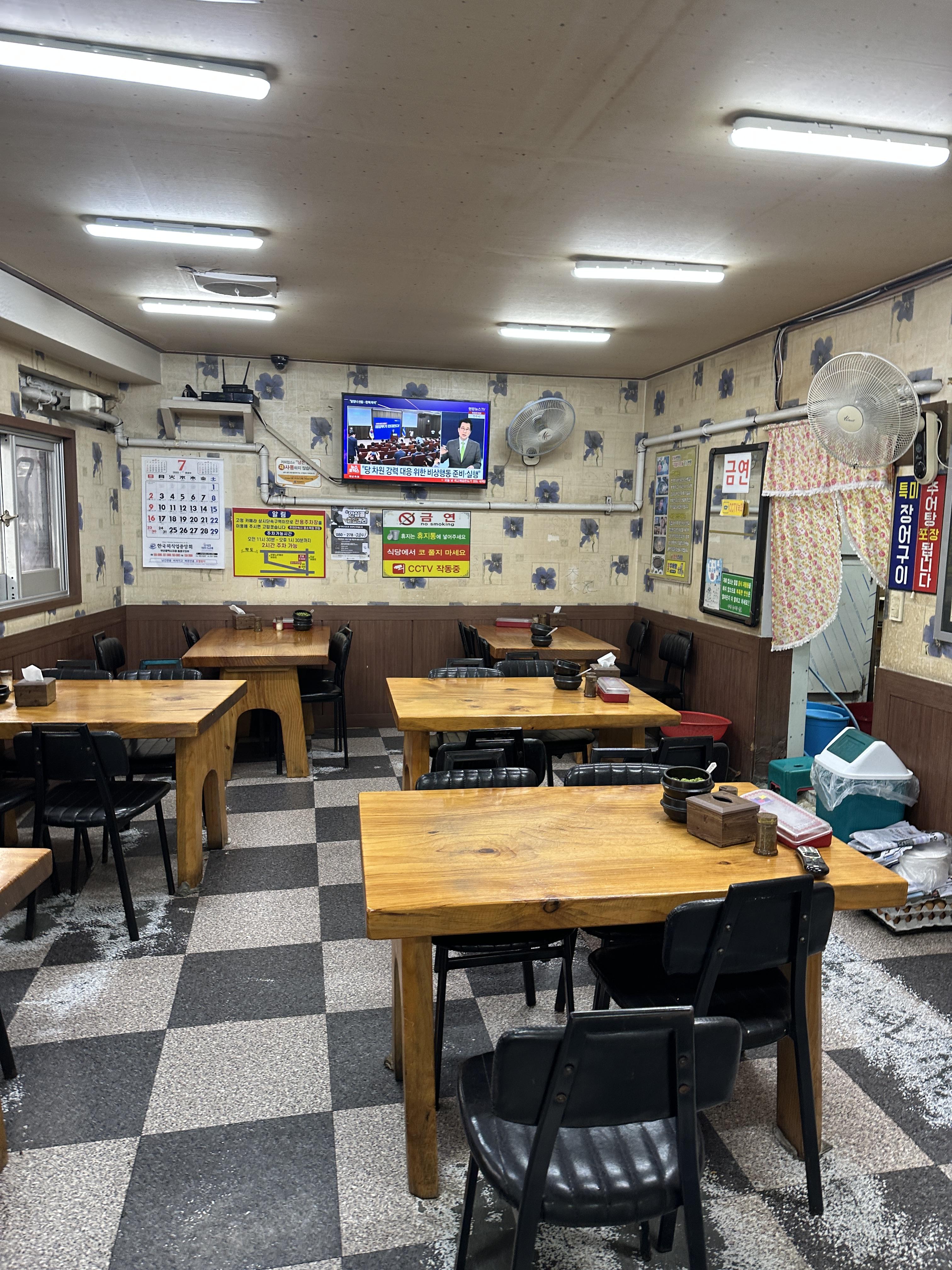 양산추어탕 테이블