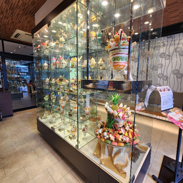 카페 내부 다양한 파르페 모형이 전시되어 있다.