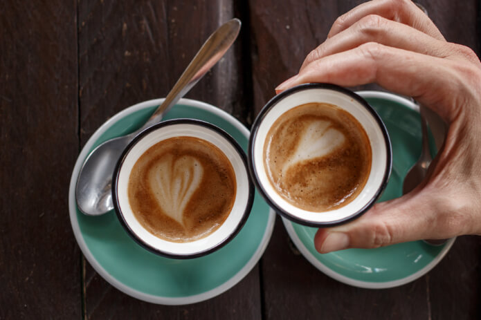 커피를-들고있는-손