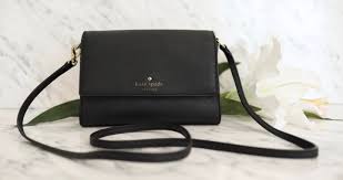 미니멀한 디자인의 크로스바디 백