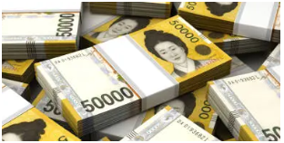 "다발로 쌓인 5만원권 지폐, 블로그 수익과 경제적 자유를 상징하는 이미지"