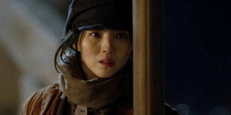 허름한 옷에 모자를 쓴 경성크리처의 한소희