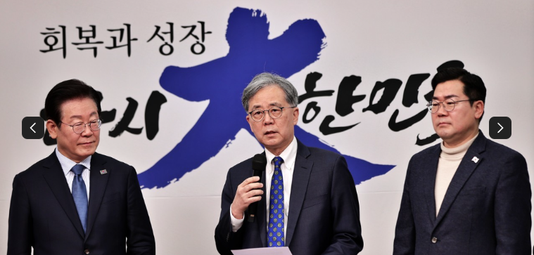 이재명(왼쪽), 김현종(중앙), 박찬대(오른쪽) 사진