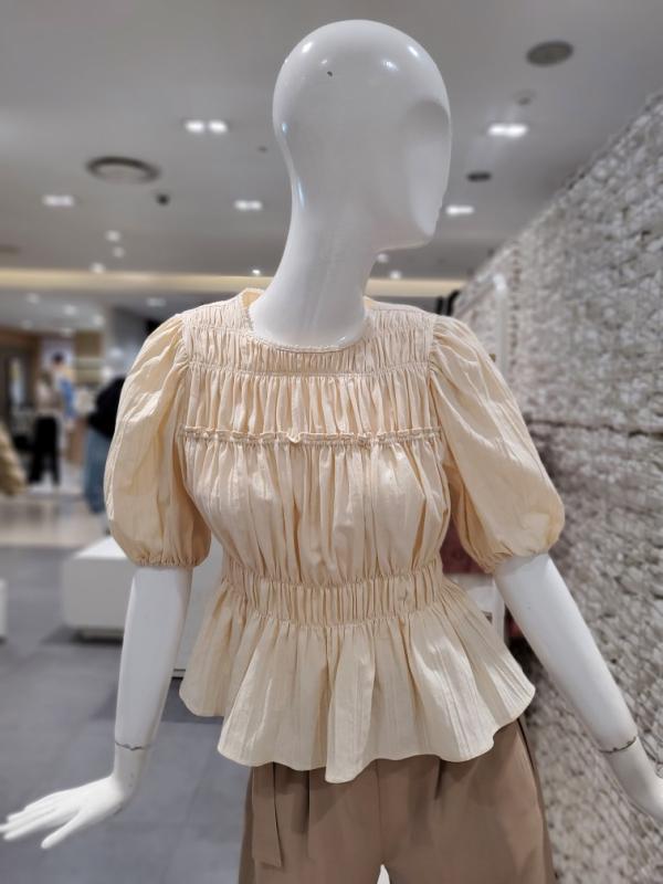 g-cut 지컷 라운드 넥 셔링 블라우스 7253260104