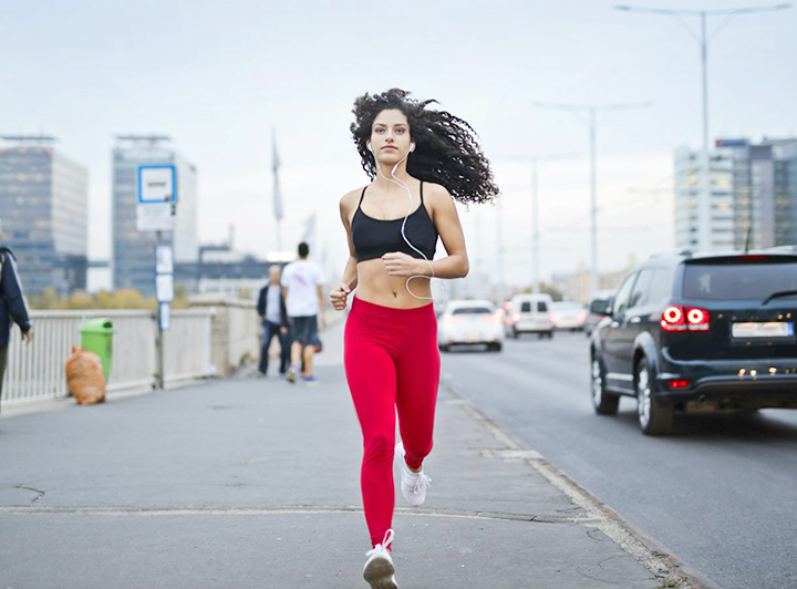 운동하는-여성