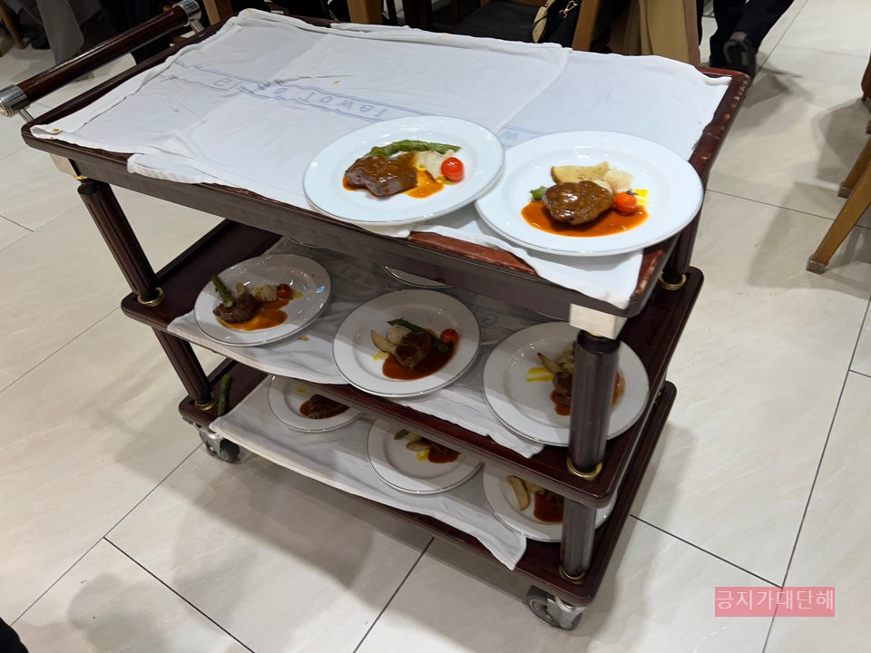스테이크-서빙