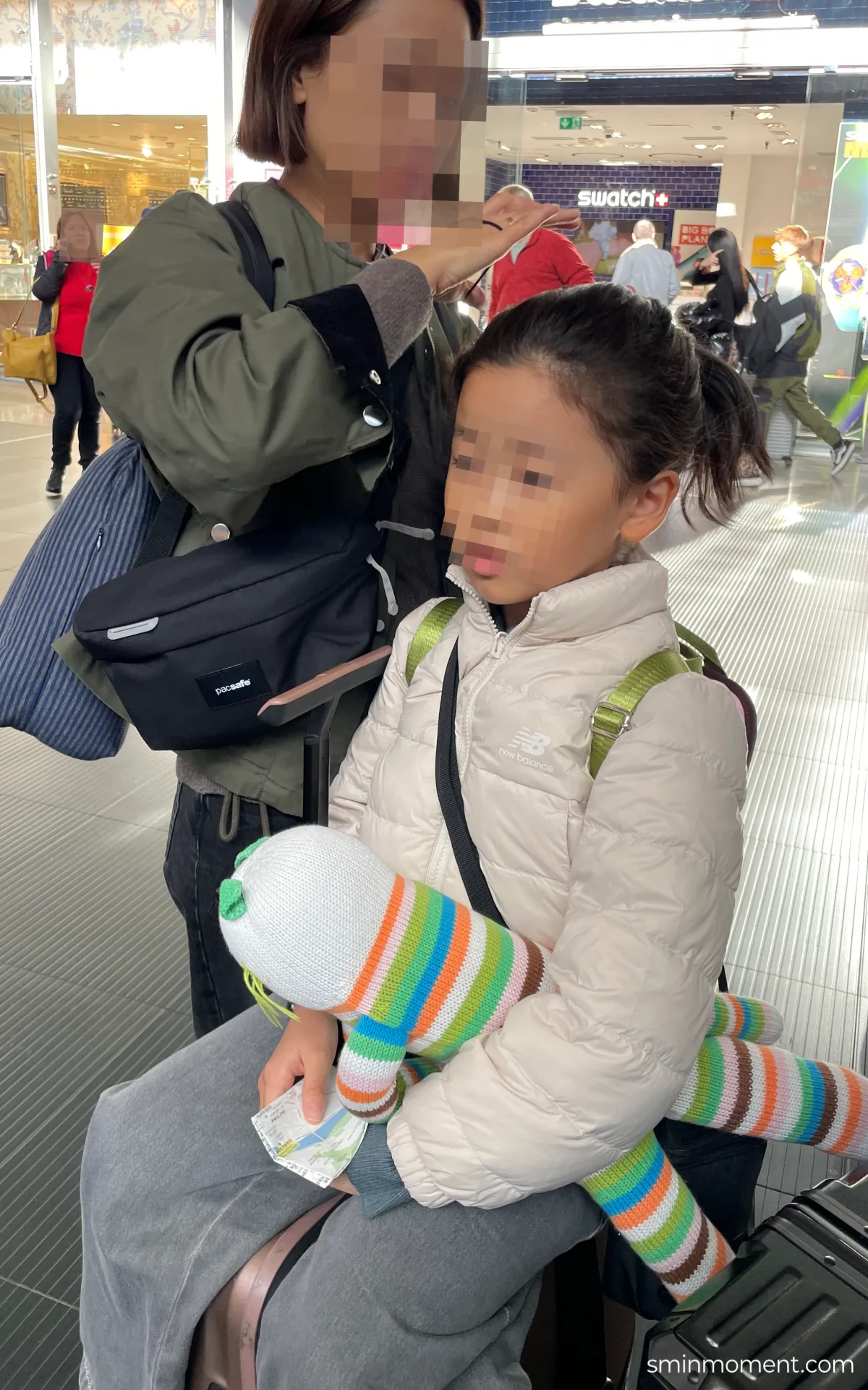 팩세이프-이용후기-짐이동시-다른가방-같이-엄마-딸-기차-기다리는중