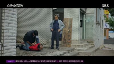 경찰에게 체포되고 있는 사채업자의 모습입니다.