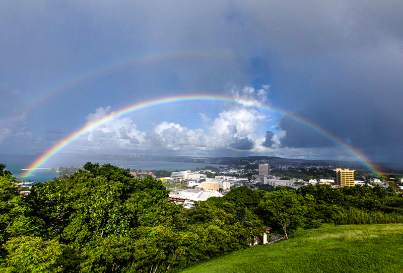 산타 아규에다 요새에서 바라본 투몬시내와 쌍무지개