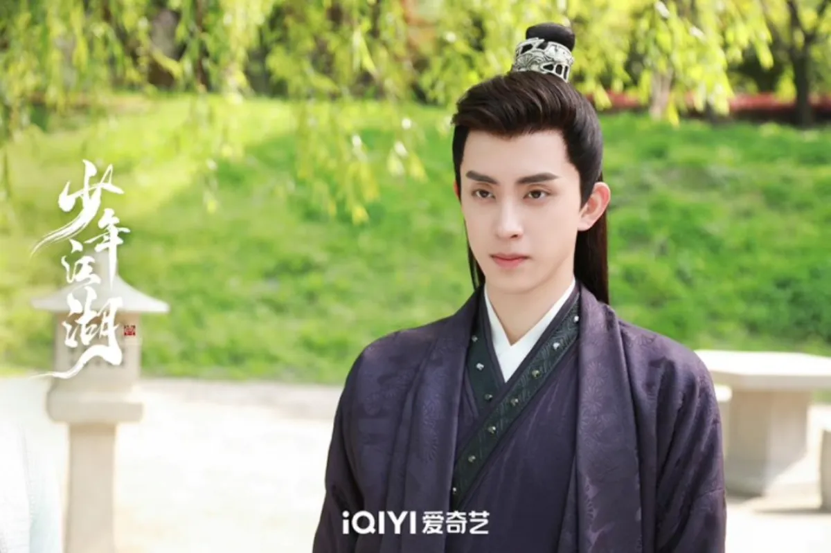 모용충-검은옷을입고-어딘가를-응시하는-모습