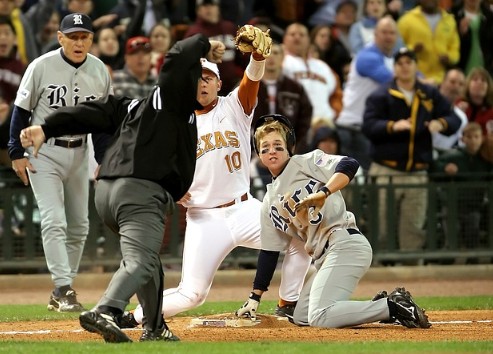 심판 주자 수비 사진