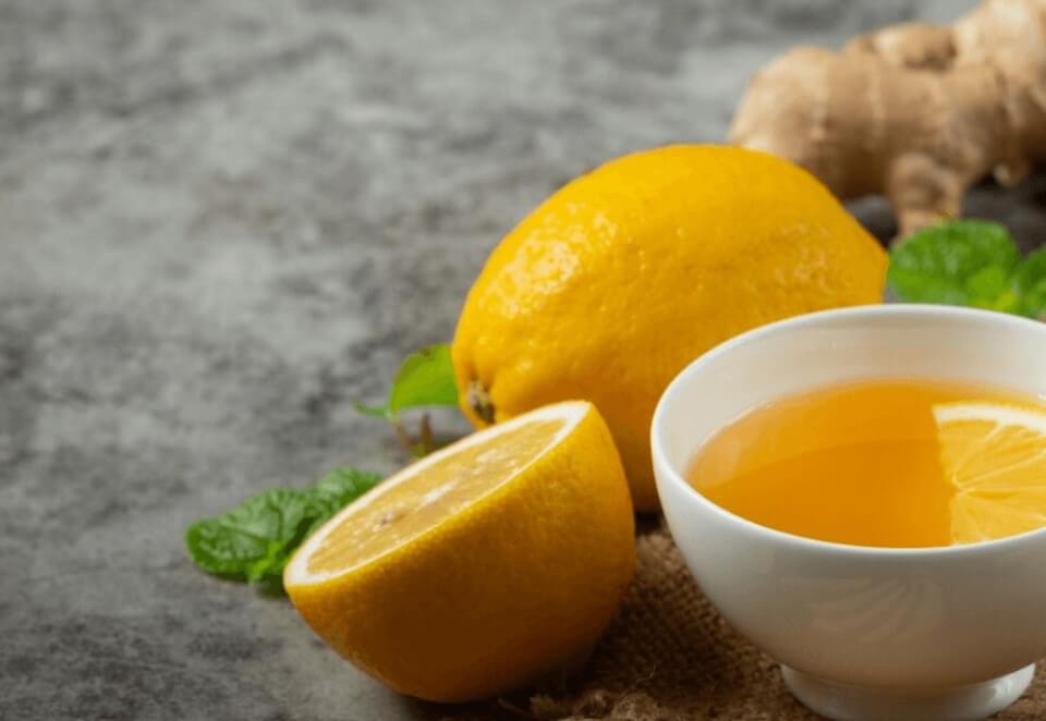 레몬과 함께 있는 레몬이 들어간 차