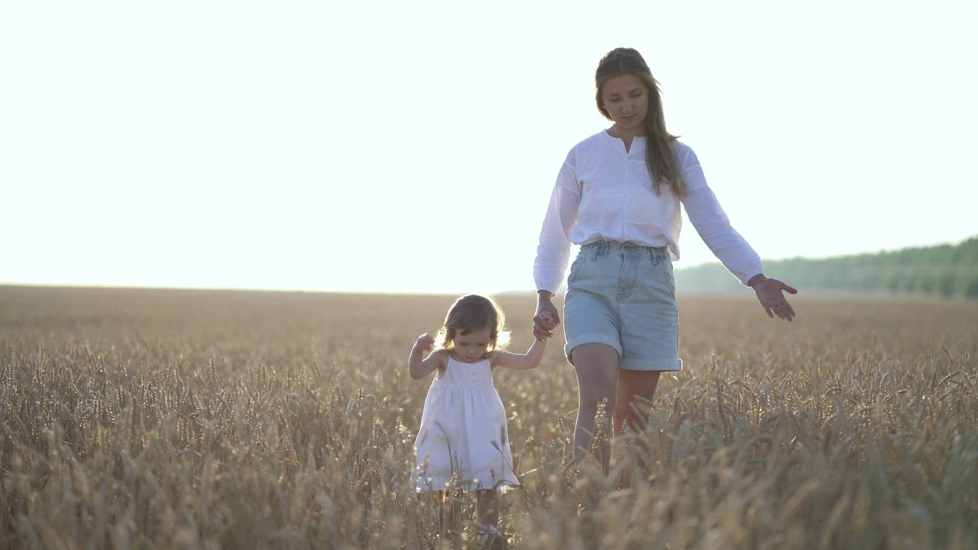 아기와 산책하는 엄마