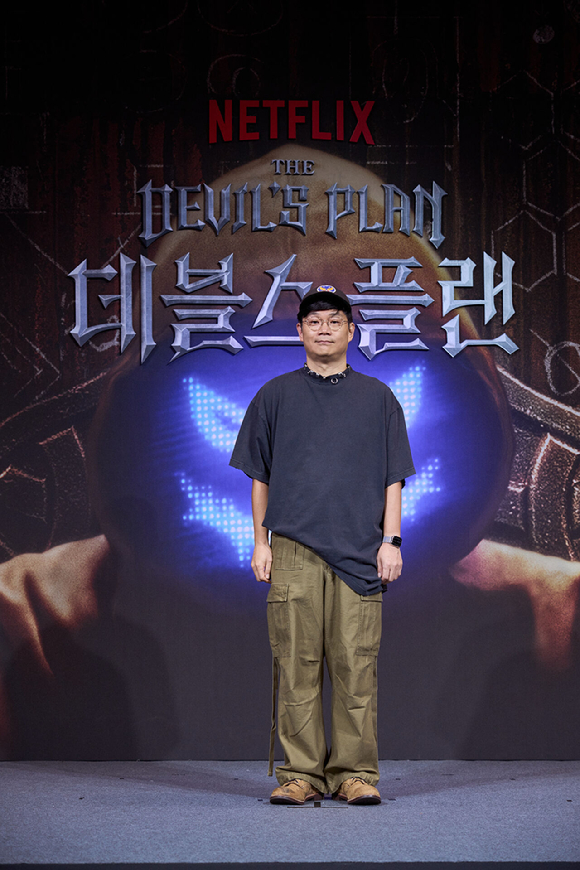 정종연PD가 18일 서울 중구 장충동 앰버서더 서울풀만호텔에서 열린 넷플릭스 새 예능 '데블스 플랜' 제작발표회에서 포즈를 취하고 있다. [사진=넷플릭스]