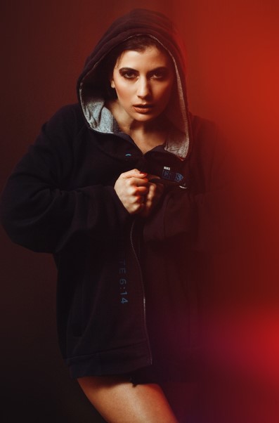 두려워 하는 여자 사진