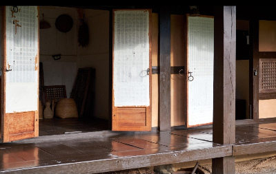 오래된 장롱과 정리된 방이 있는 차분한 집 안 풍경